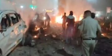 दिल्ली के लाल किले के समीप एक कार में धमाका, 8 मौत की पुष्टि,16 लोग गंभीर रूप से घायल, धमाके से कांपे लोग