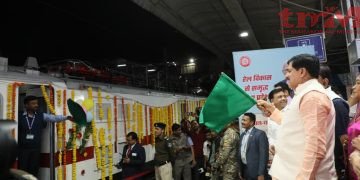 मध्य प्रदेश को नई रेल और रेल सुविधाओं की सौगात, मुख्यमंत्री डॉ. यादव ने नई ट्रेन भोपाल-धनबाद-चौपन एक्सप्रेस को दिखाई हरी झंडी