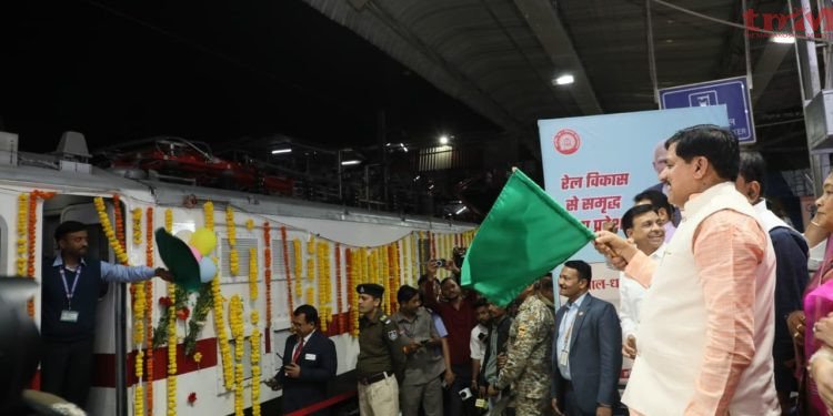 मध्य प्रदेश को नई रेल और रेल सुविधाओं की सौगात, मुख्यमंत्री डॉ. यादव ने नई ट्रेन भोपाल-धनबाद-चौपन एक्सप्रेस को दिखाई हरी झंडी