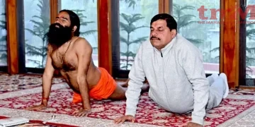 पतंजलि योगपीठ हरिद्वार में मुख्यमंत्री डॉ. मोहन यादव ने योगगुरु बाबा रामदेव के साथ लगाए योगासन 