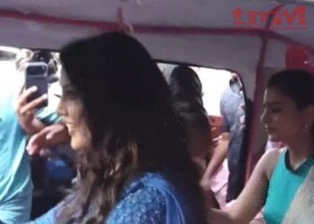 मुख्यमंत्री देवेंद्र फडणवीस की पत्नी अमृता फडणवीस ने ई-रिक्शा चलाया