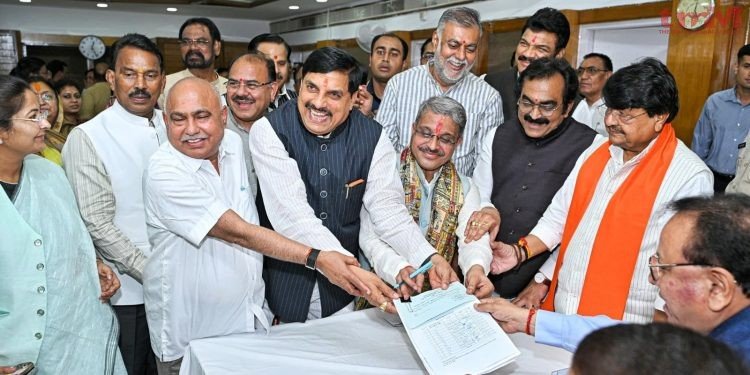 राज्यसभा चुनाव के लिए मध्य प्रदेश से तरुण चुघ और रजनीश अग्रवाल ने नामांकन भरा