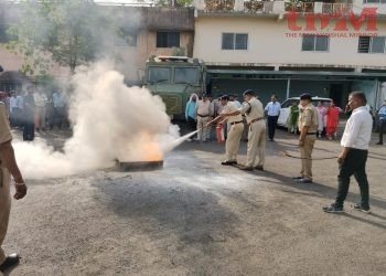 पुलिस मुख्यालय में सुरक्षाकर्मियों ने स्वयं को सुरक्षित रखते हुए आग पर काबू पाने की ली ट्रेनिंग