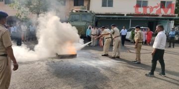पुलिस मुख्यालय में सुरक्षाकर्मियों ने स्वयं को सुरक्षित रखते हुए आग पर काबू पाने की ली ट्रेनिंग