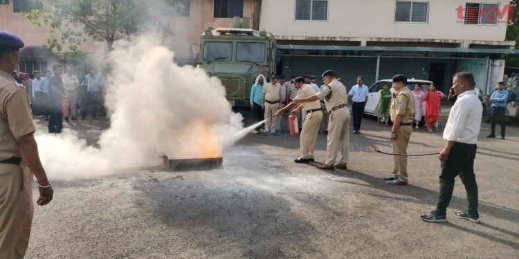पुलिस मुख्यालय में सुरक्षाकर्मियों ने स्वयं को सुरक्षित रखते हुए आग पर काबू पाने की ली ट्रेनिंग