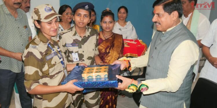 मुख्यमंत्री डॉ. मोहन यादव को ग्वालियर की लाड़ली बहनों ने स्नेह और विश्वास से भरी राखियाँ बांधी