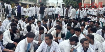 राजधानी भोपाल में स्टाइपेंड बढ़ाने की मांग को लेकर इंटर्न डॉक्टरों का प्रदर्शन,मुख्यमंत्री निवास के बाहर आंदोलन