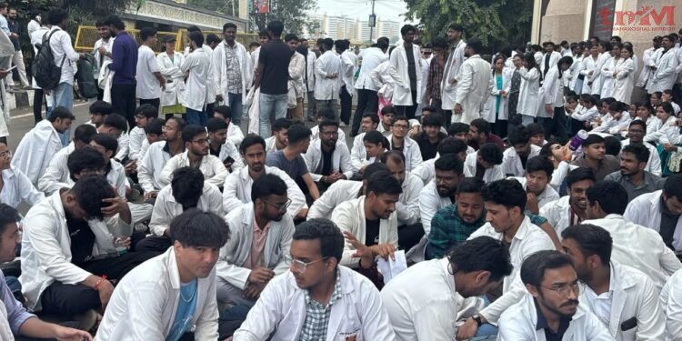 राजधानी भोपाल में स्टाइपेंड बढ़ाने की मांग को लेकर इंटर्न डॉक्टरों का प्रदर्शन,मुख्यमंत्री निवास के बाहर आंदोलन