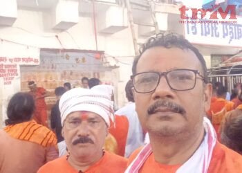 भाजपा नेता “सरकार” और “दुबे” कांवड़ लेकर “बैद्यनाथ” धाम पहुंचे, लगाए “बोल बम” के जयकारे