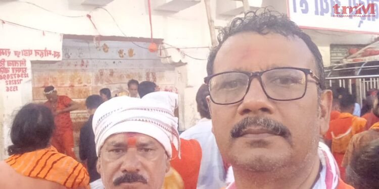 भाजपा नेता “सरकार” और “दुबे” कांवड़ लेकर “बैद्यनाथ” धाम पहुंचे, लगाए “बोल बम” के जयकारे