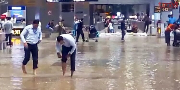 दिल्ली में भारी बारिश के चलते घरेलूं उड़ानें प्रभावित,एयरपोर्ट पर बारिश का पानी जमा