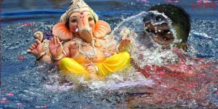 गणपति बप्पा मोरिया के जयकारों के बीच गजानन की विदाई, भक्त मायूस