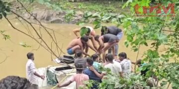 आगर मालवा में भीषण सड़क हादसा : बरसाती नाले में बही ओडिशा के श्रद्धालुओं की कार