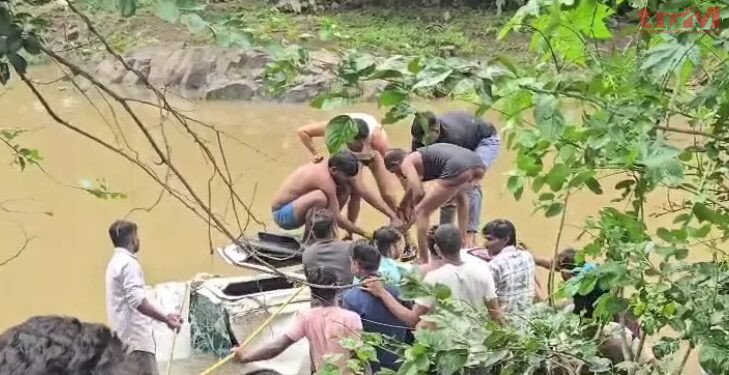 आगर मालवा में भीषण सड़क हादसा : बरसाती नाले में बही ओडिशा के श्रद्धालुओं की कार
