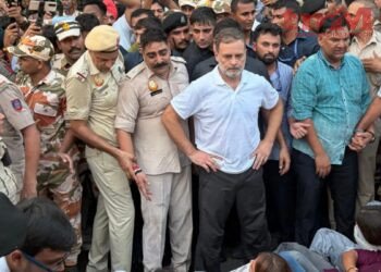 राहुल गांधी के नेतृत्व में विपक्षी सांसदों ने जंतर मंतर तक मार्च निकाला, पुलिस ने 100 मीटर पहले ही रोक दिया
