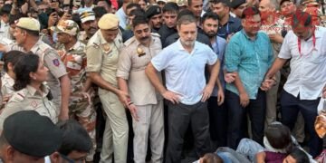 राहुल गांधी के नेतृत्व में विपक्षी सांसदों ने जंतर मंतर तक मार्च निकाला, पुलिस ने 100 मीटर पहले ही रोक दिया