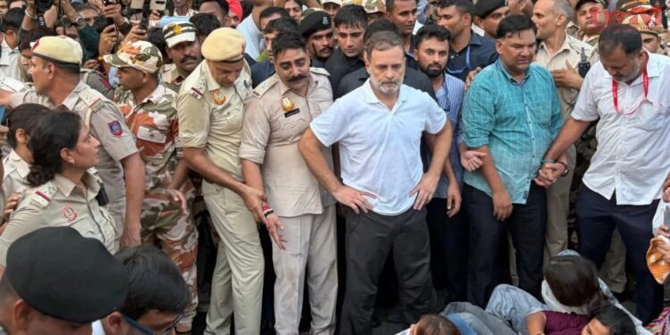राहुल गांधी के नेतृत्व में विपक्षी सांसदों ने जंतर मंतर तक मार्च निकाला, पुलिस ने 100 मीटर पहले ही रोक दिया
