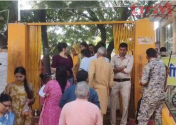 दतिया के मां पीतांबरा पीठ में नवरात्रि के दूसरे दिन सुबह से उमड़े श्रद्धालु,मां बगलामुखी के दर्शन किए