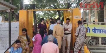 दतिया के मां पीतांबरा पीठ में नवरात्रि के दूसरे दिन सुबह से उमड़े श्रद्धालु,मां बगलामुखी के दर्शन किए