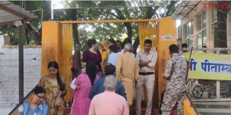 दतिया के मां पीतांबरा पीठ में नवरात्रि के दूसरे दिन सुबह से उमड़े श्रद्धालु,मां बगलामुखी के दर्शन किए
