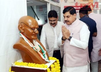 राष्ट्रपिता महात्मा गांधी की 157वीं जयंती पर खादी ग्रामोद्योग भवन पहुंचे मुख्यमंत्री डॉ. यादव, राष्ट्रपिता को नमन किया