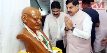 राष्ट्रपिता महात्मा गांधी की 157वीं जयंती पर खादी ग्रामोद्योग भवन पहुंचे मुख्यमंत्री डॉ. यादव, राष्ट्रपिता को नमन किया