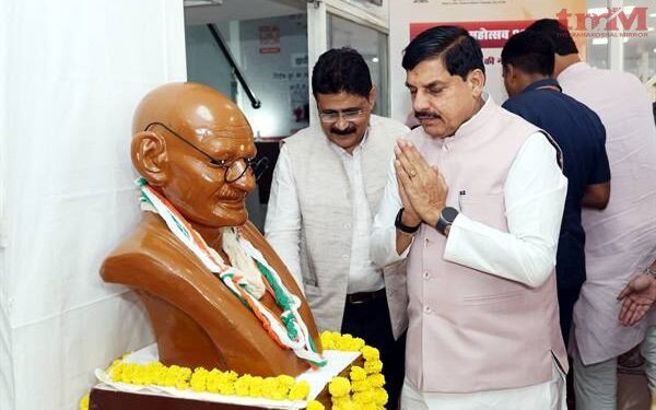 राष्ट्रपिता महात्मा गांधी की 157वीं जयंती पर खादी ग्रामोद्योग भवन पहुंचे मुख्यमंत्री डॉ. यादव, राष्ट्रपिता को नमन किया