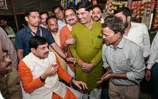 जबलपुर प्रवास के दौरान मुख्यमंत्री डॉ. यादव ने बरेला में सड़क किनारे पी चाय,सास-बहु ढाबे पर भी रुके