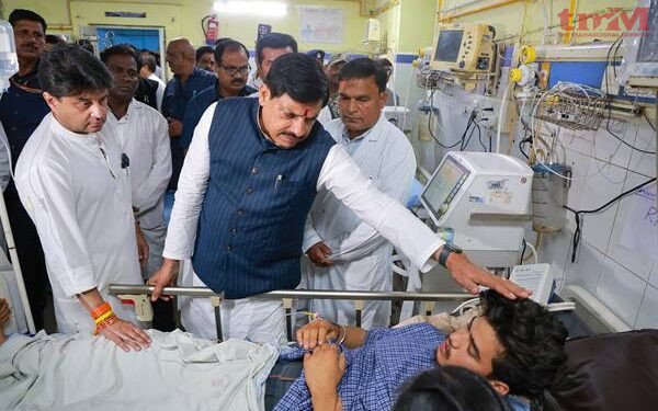 ग्वालियर हादसा : मुख्यमंत्री मोहन यादव और केंद्रीय मंत्री सिंधिया मंदिर के समीप घायलों से मुलाकात करने पहुंचे,ढाँढस बँधाया